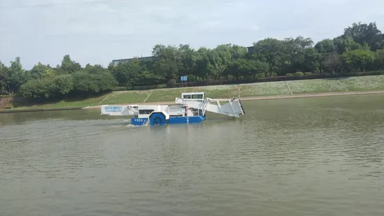 Novo uso de barco de corte automático para grama de água coletada no rio